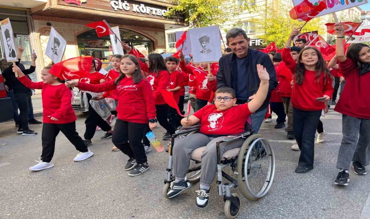 Cumhuriyet kortejine minik öğrenci tekerlekli sandalyesi ile katıldı