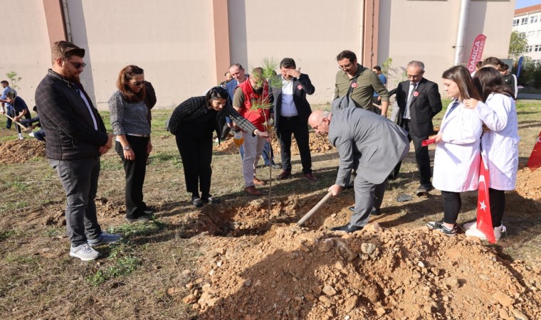 Cumhuriyetin 100. yılı için fidanlar toprakla buluştu