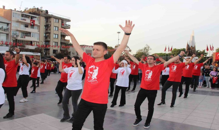 Cumhuriyetin 100. yılına 100 kişilik harmandalı gösterisi