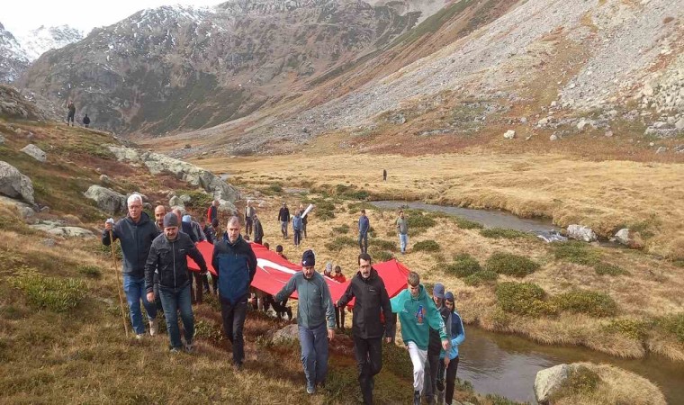 Cumhuriyetin 100. yılında 2 bin 500 rakımdaki şelaleye yürüyüş düzenlendi