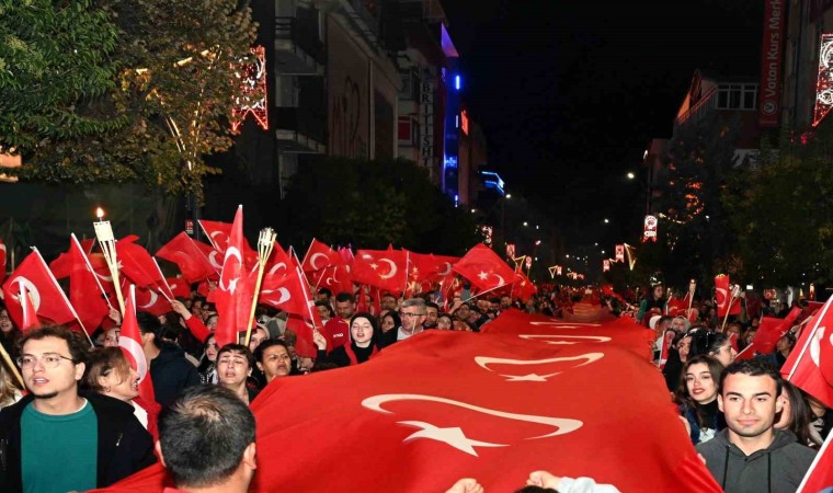 Cumhuriyetin 100. yılında binlerce kişi fener alayı coşkusu yaşadı