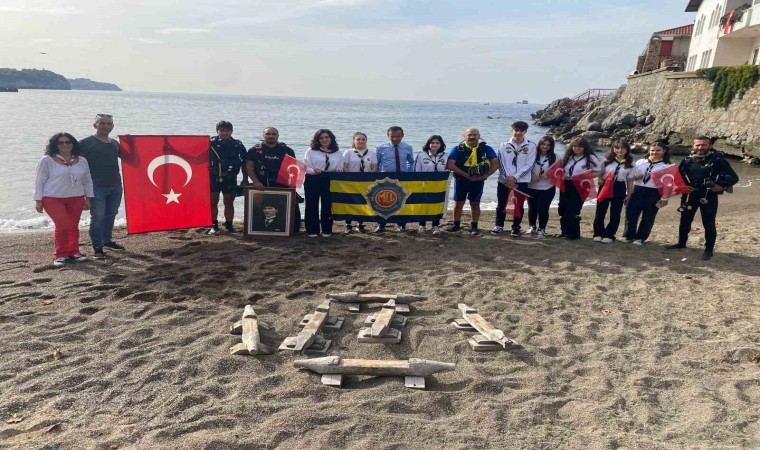 Cumhuriyetin 100. yılında deniz altında bayrak açtılar