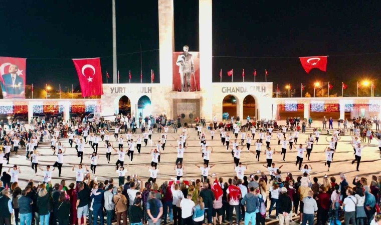 Cumhuriyetin 100. Yılında Didimde 100 kişiyle Zeybek gösterisi