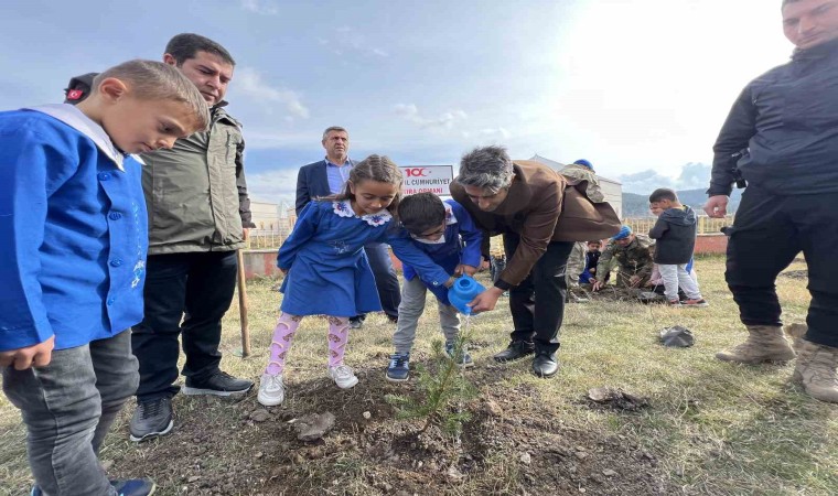 Cumhuriyetin 100. yılında Sarıkamışta fidanlar toprakla buluştu