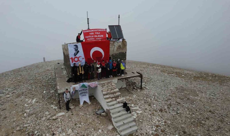 Cumhuriyetin 100. yılında Uludağın zirvesine tırmandılar