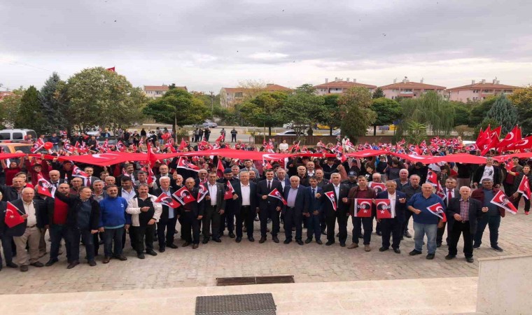 Cumhuriyetin 100. yılını açtıkları dev Türk bayrağıyla kutladılar