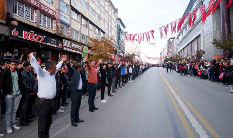 Cumhuriyetin 100. yılını Cumhuriyet Caddesinde bar oynayarak kutladılar