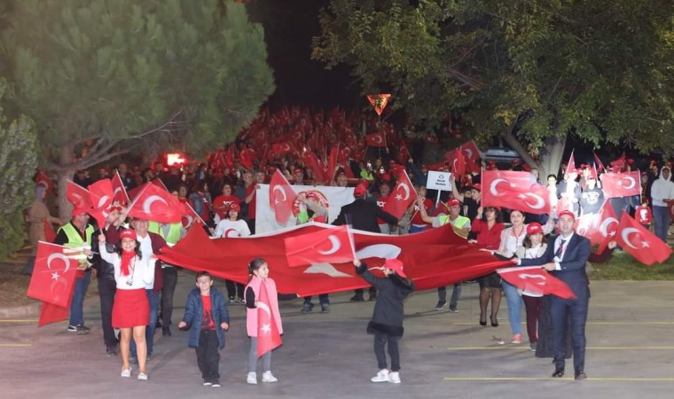 Cumhuriyetin 100. yılını salonda değil kortejle meydanda kutladılar