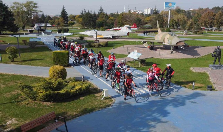 Cumhuriyetin 100üncü yılı için 100 kilometre pedal çevirdiler