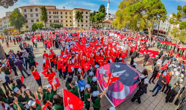 Cumhuriyetin 100üncü yılı kutlamalarına özel bin 923 öğrenciyle kortej yürüyüşü