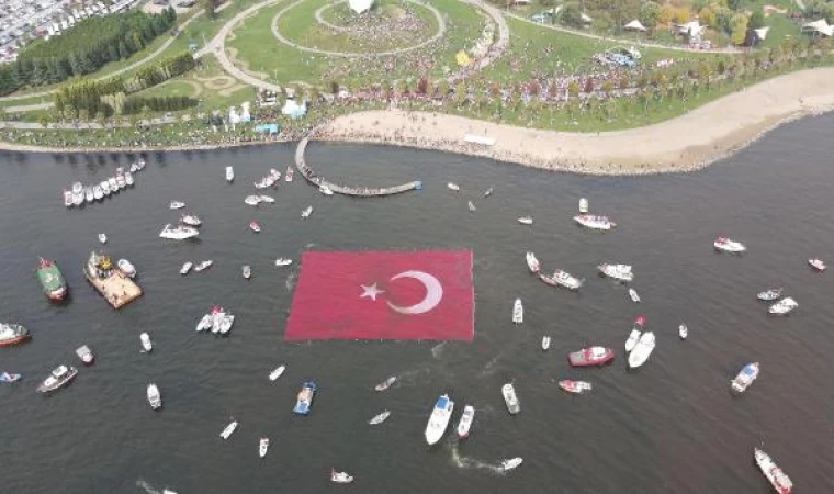 Cumhuriyet’in 100’üncü yılı kutlamalarında denizde 1923 metrekarelik bayrak açıldı