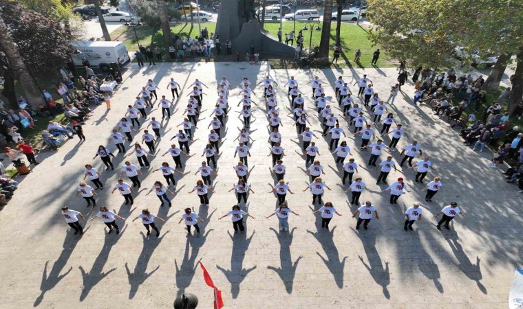 Cumhuriyetin 100üncü yılında 100 kişi zeybek oynadı