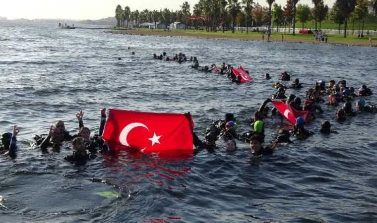 Cumhuriyet’in 100’üncü yılında dalan 100 kişi, denizde Türk bayrağı açtı