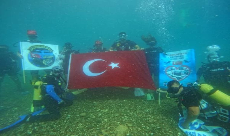 Cumhuriyet’in 100’üncü yılında Türk bayrağı açıp, dalış yaptılar/ Ek fotoğraflar