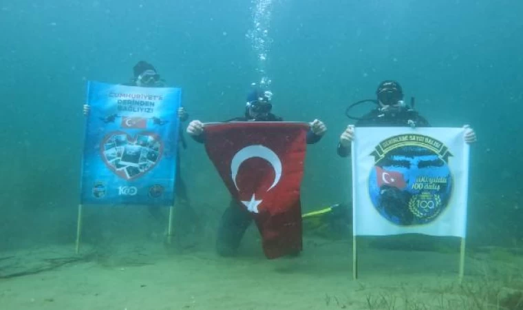 Cumhuriyet’in 100’üncü yılını su altında bayrak açarak kutladılar