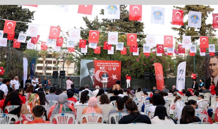 Cumhuriyetin kuruluşunun 100. yılı etkinliklerinde sevgi evlerinde kalan çocuklar renkli gösteriler sergiledi