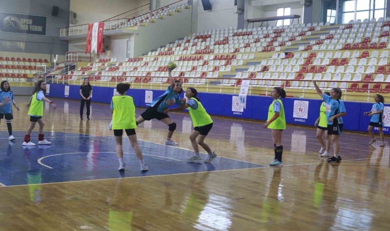 Denizlide hentbol turnuvası sona erdi