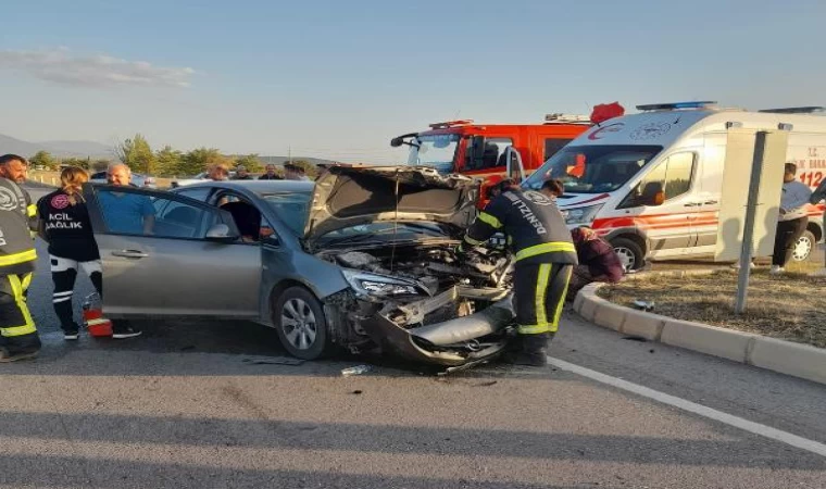 Denizli’de otomobil ile hafif ticari araç çarpıştı; 1 ölü, 5 yaralı