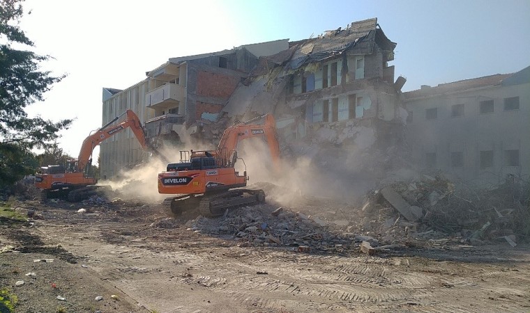 Depremde ağır hasar alan Erzin Devlet Hastanesinin yıkımı başladı