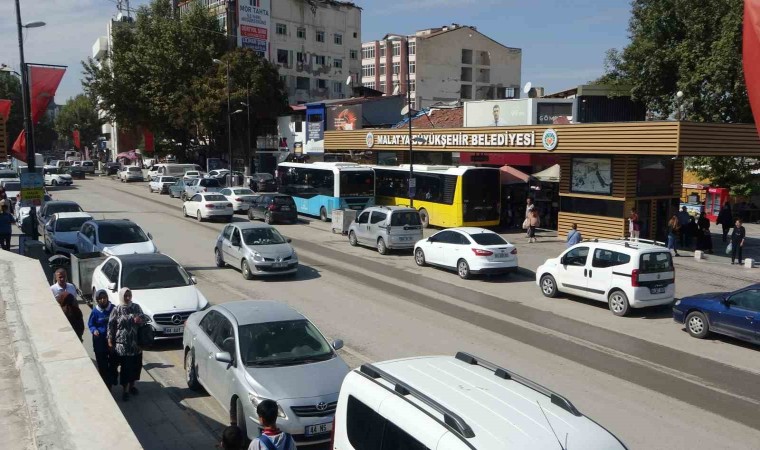 Depremin vurduğu Malatyada esnaf eski günleri arıyor