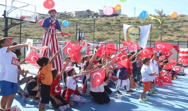 Depremzede Cumhuriyet çocukları, düzenlenen etkinlikte doyasıya eğlendi