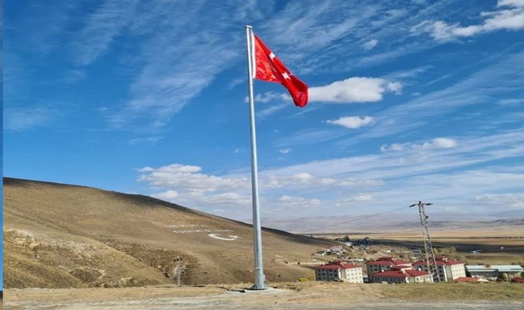 Dev Türk Bayrağı Çıldır semalarında dalgalanacak