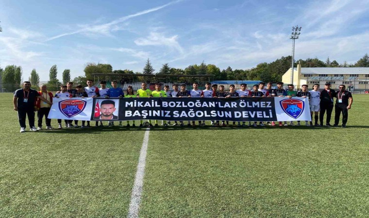 Develili şehit, futbol maçı öncesi pankart ile anıldı