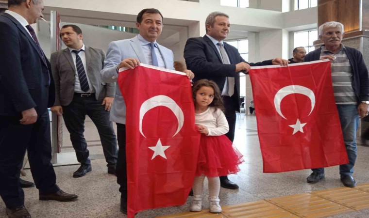 Devlet Hastanesinde Cumhuriyetin 100ncü yılına özel Türk bayrağı dağıtıldı