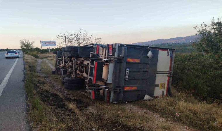 Devrilen kamyon şarampole yuvarlanmaktan son anda kurtuldu