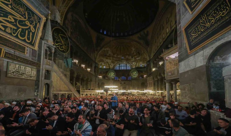 Diyanet İşleri Başkanı Erbaş, Ayasofya Camiinde Filistinliler için dua etti