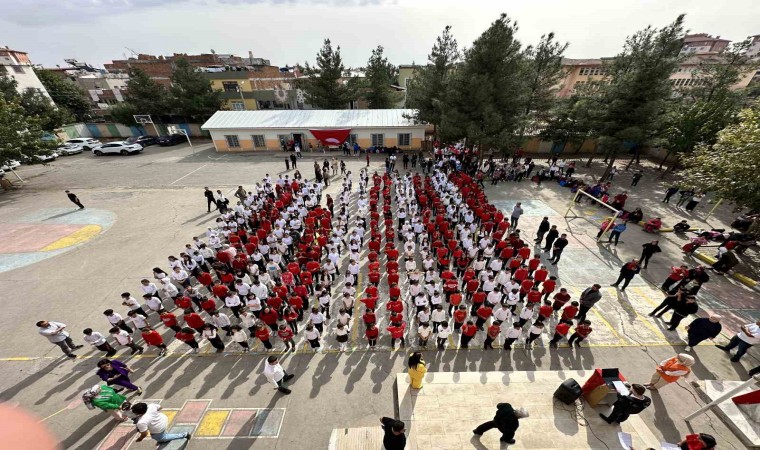 Diyarbakırda 600 öğrenci Cumhuriyeti koreografi ile kutladı