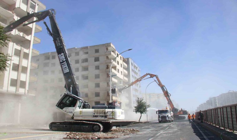 Diyarbakırda ağır hasarlı binalar bir bir yıkılıyor