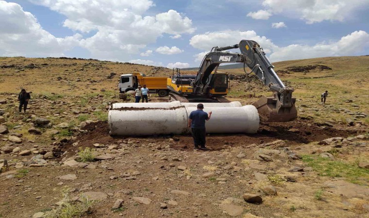 Diyarbakırda kırsalda yol bakım ve üst yapı çalışmaları devam ediyor