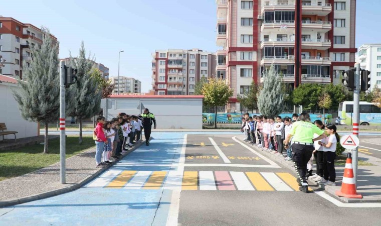 Diyarbakırda minik öğrencilere uygulamalı trafik eğitimi verildi