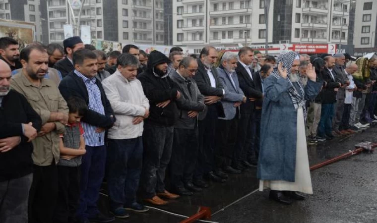 Diyarbakır’da sağanak altında Filistinliler için gıyabi cenaze namazı