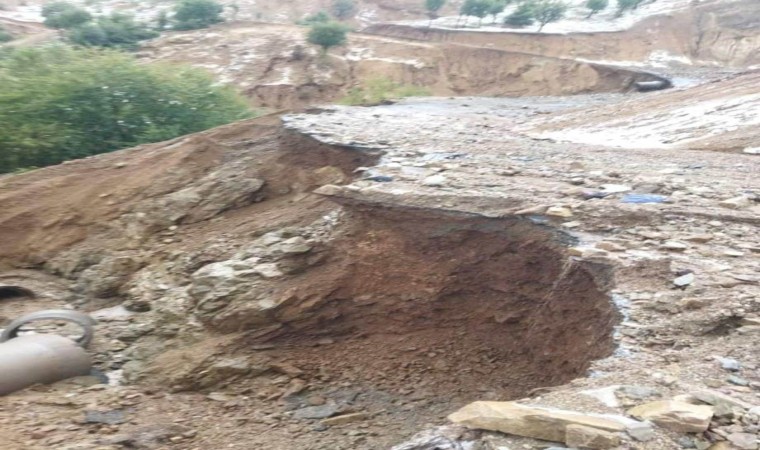 Diyarbakırda sağanak ve dolu nedeniyle yol kapandı