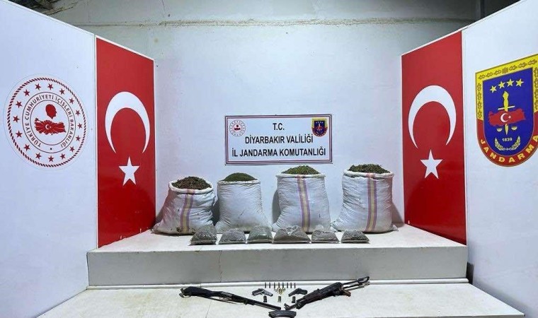 Diyarbakırda uyuşturucu operasyonu: 74 kilogram esrar ile çok sayıda silah ele geçirildi