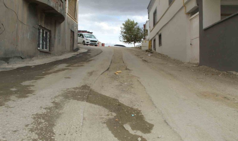 Doğalgaz hattını çeken Akmercan şirketi kazdığı yolları onarmadan gidiyor