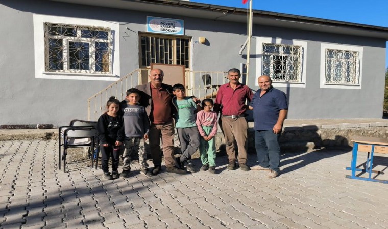 Doğanşehirde okul bahçelerine kilitli taş çalışması