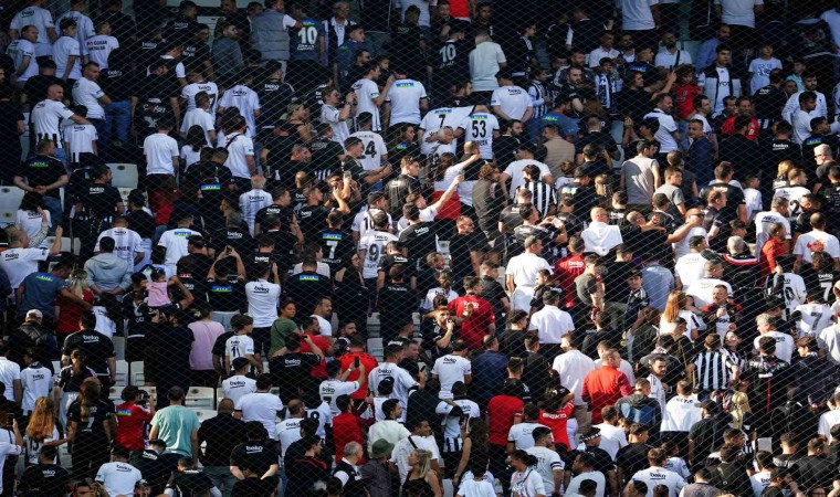 Dolmabahçede Beşiktaş taraftarından sessiz protesto