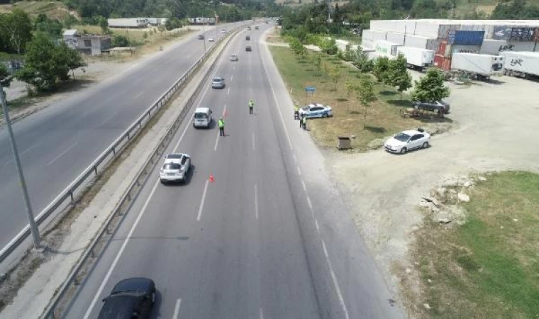 Dronlu denetimde araçtan 5 kaçak göçmen ile 2 organizatör çıktı