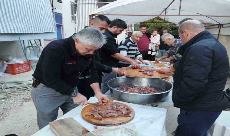 Düğün evinde sabah kahvaltısında ciğer ikram ediliyor