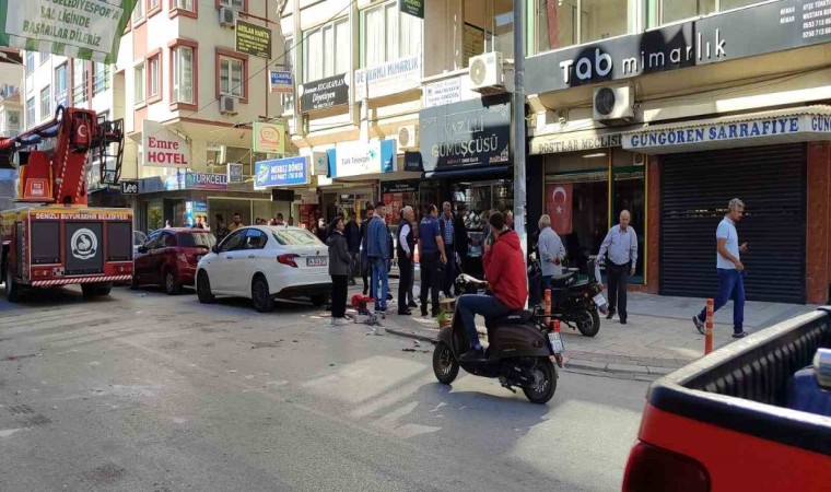 Dün araçların önüne yattı, bugün soyunup balkona çıktı