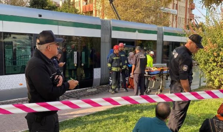 Durakta dengesini kaybedip düşen kadın, tramvay ve kaldırım arasında sıkışarak öldü