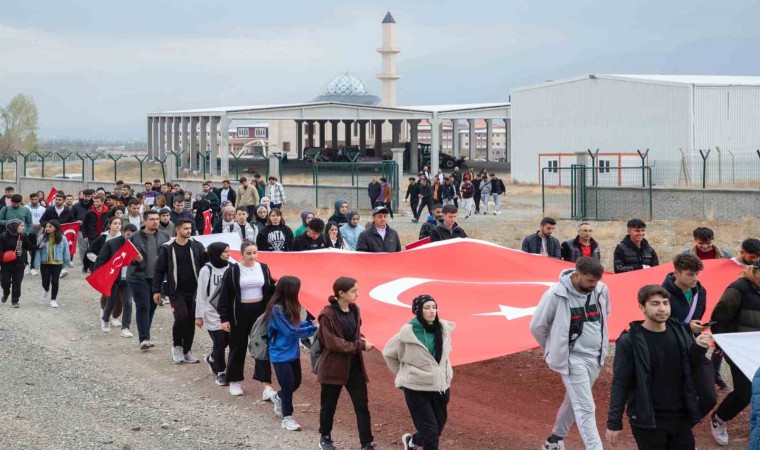 EBYÜde trekking ve bayrak açma etkinliği düzenlendi