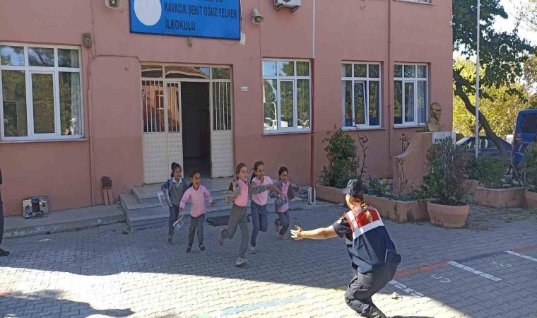 Edirne jandarması çocuklara vatan sevgisini aşıladı