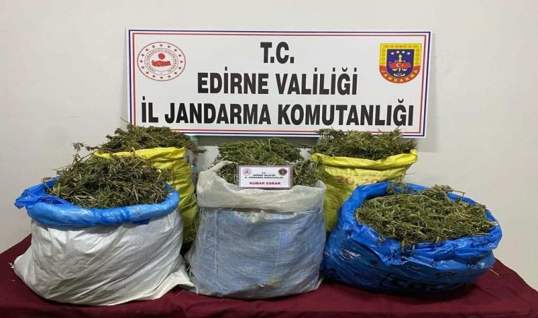 Edirne jandarması Meriç Nehrinde şişme bot içinde uyuşturucu ele geçirdi