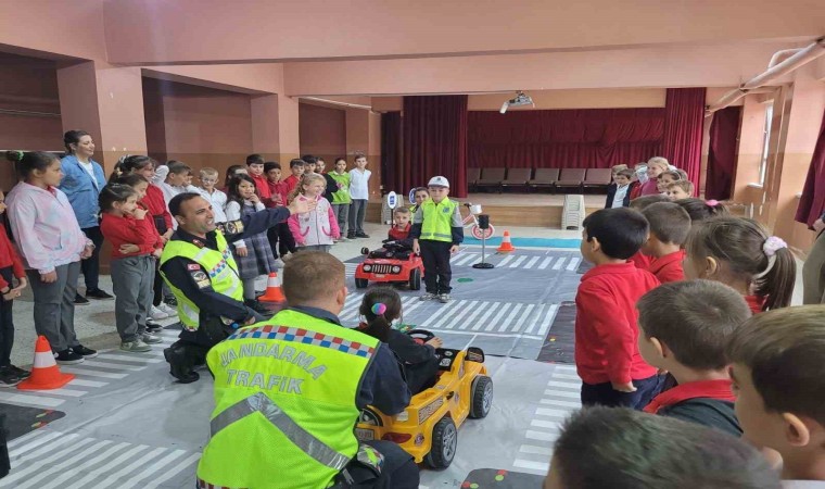 Edirne jandarmasından öğrencilere trafik eğitimi