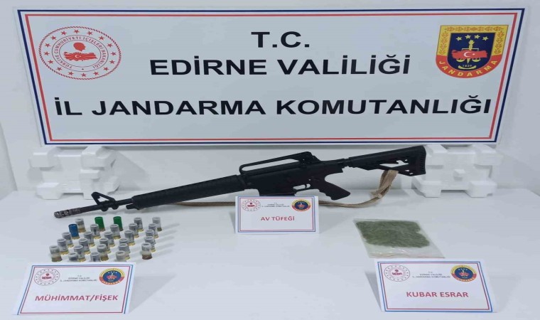 Edirnede ev aramasında silah ve uyuşturucu ele geçirildi