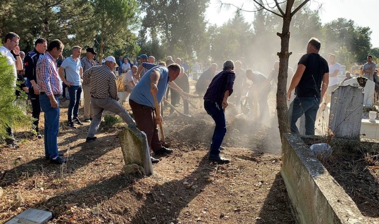 Edirnede oğlu tarafından katledilen anne toprağa verildi